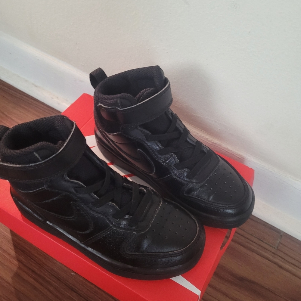 Black High-Top Sneakers with Lace-Up Design and Padded Ankle Collar